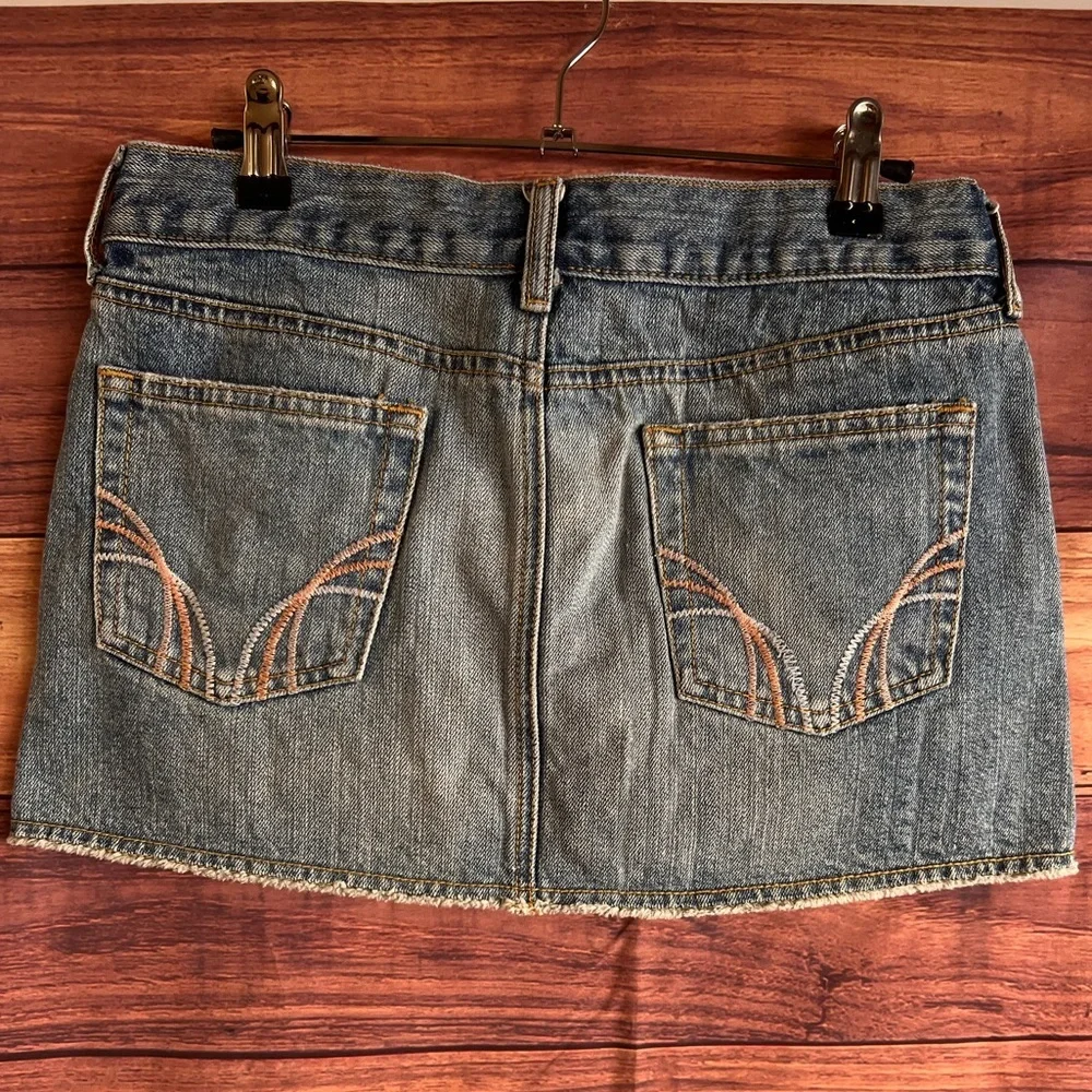 Hollister Womens Denim Mini Skirt Size 3 Medium Wash Raw Hem Y2K Low Rise Cotton